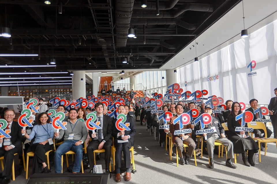 박민식 국가보훈처장이 22일 오전 서울시 용산구 전쟁기념관에서 열린 Amazing 70, 구글 아트앤컬쳐 DMZ 사업 런칭 행사에 참석하여 정전70주년 첫 사업(DMZ 아카이브) 런칭 세레모니를 하고 있다.