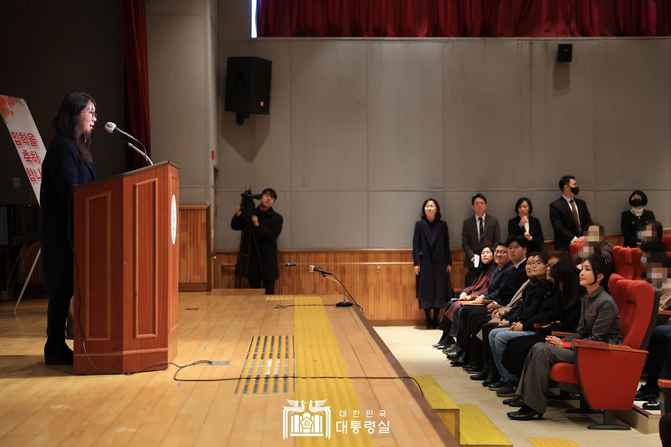 김건희 여사가 2일 서울 종로구 서울맹학교에서 열린 2023 서울맹학교 입학식에 참석, 교사의 발언을 경청하고 있다.