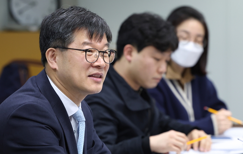 이기일 보건복지부 제1차관이 4일 서울 중구 한국보건복지인재원 서울교육센터에서 열린 ‘저출산 대응책 마련을 위한 2030 청년과의 긴급 간담회’에서 발언하고 있다.