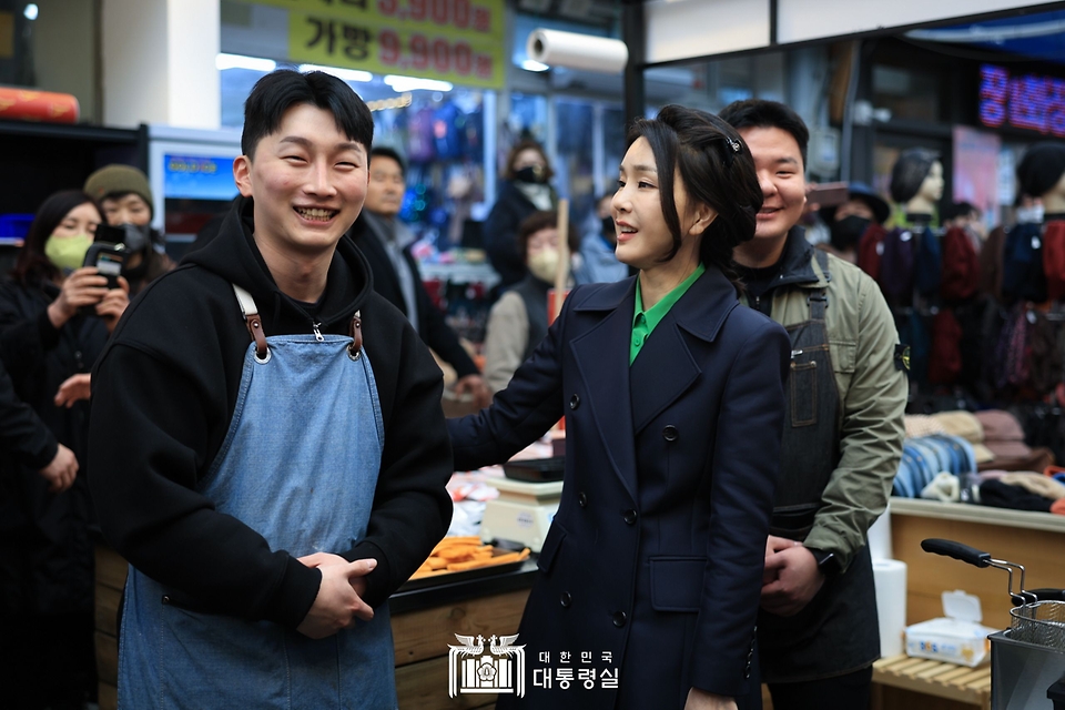 김건희 여사가 3일 경북 포항시 북구 죽도시장을 방문해 쫀드기 가게 상인들을 격려하고 있다.