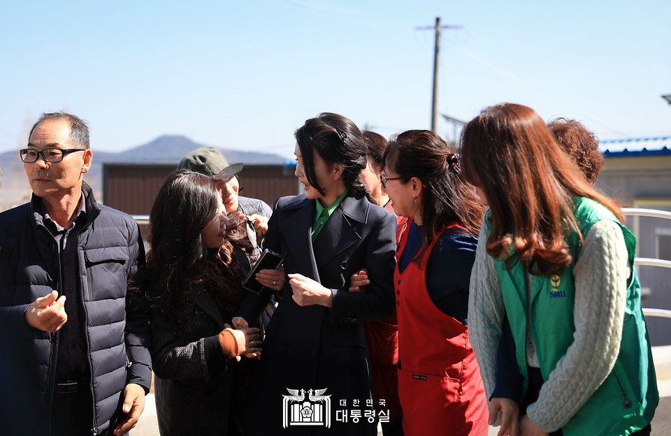 김건희 여사가 3일 경북 포항시 북구 새마을회관을 방문해 시민들과 인사하고 있다.
