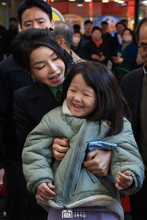 김건희 여사가 3일 경북 포항시 북구 죽도시장을 방문해 어린이를 안아주고 있다.