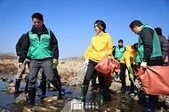 김건희 여사, ‘우리 바다, 우리 강 살리기’ 환경정화 활동 사진 14