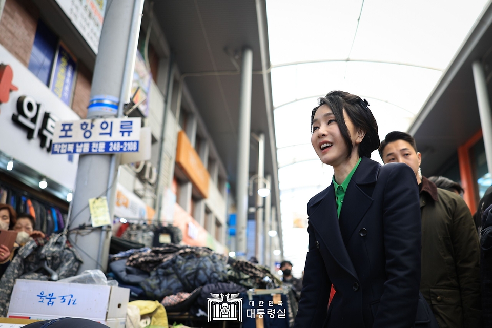 김건희 여사가 3일 경북 포항시 북구 죽도시장을 방문하고 있다.