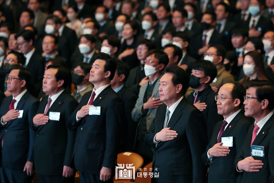 윤석열 대통령이 3일 서울 강남구 코엑스에서 열린 ‘제57회 납세자의 날 기념식’에 참석해 국기에 대한 경례를 하고 있다.