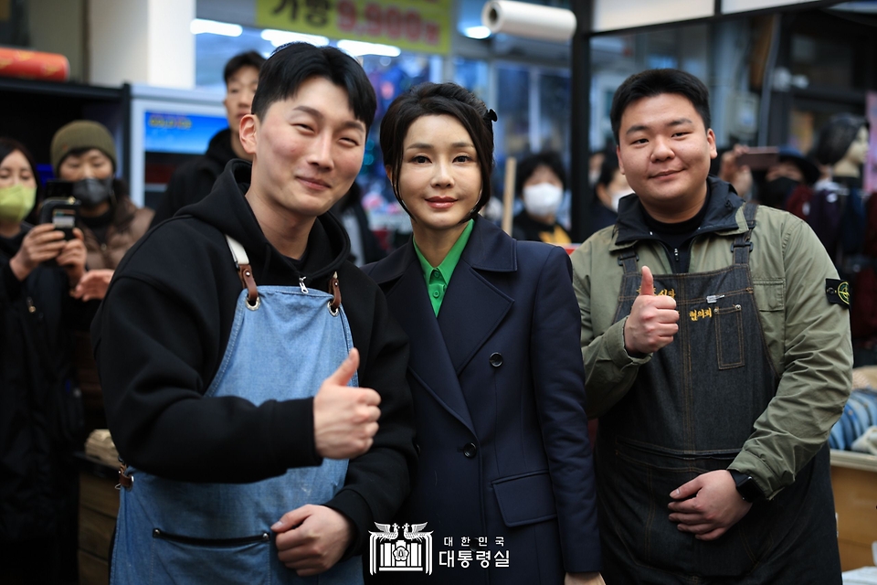 김건희 여사가 3일 경북 포항시 북구 죽도시장을 방문해 쫀드기 가게 상인들과 기념촬영을 하고 있다.