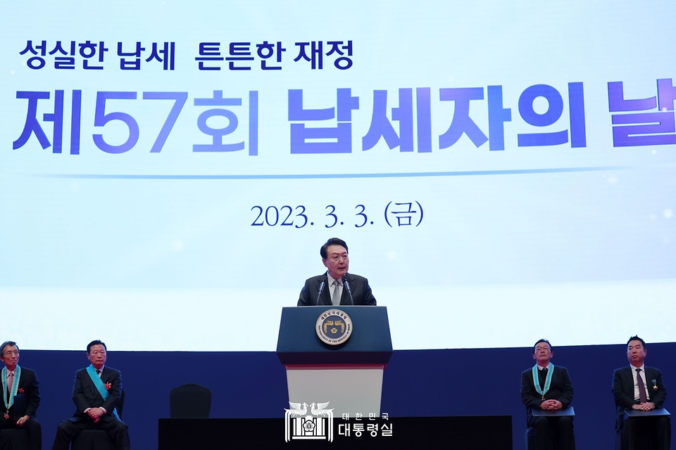 윤석열 대통령이 3일 서울 강남구 코엑스에서 열린 ‘제57회 납세자의 날 기념식’에 참석해 축사를 하고 있다.