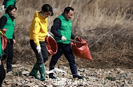 김건희 여사, ‘우리 바다, 우리 강 살리기’ 환경정화 활동 사진 17