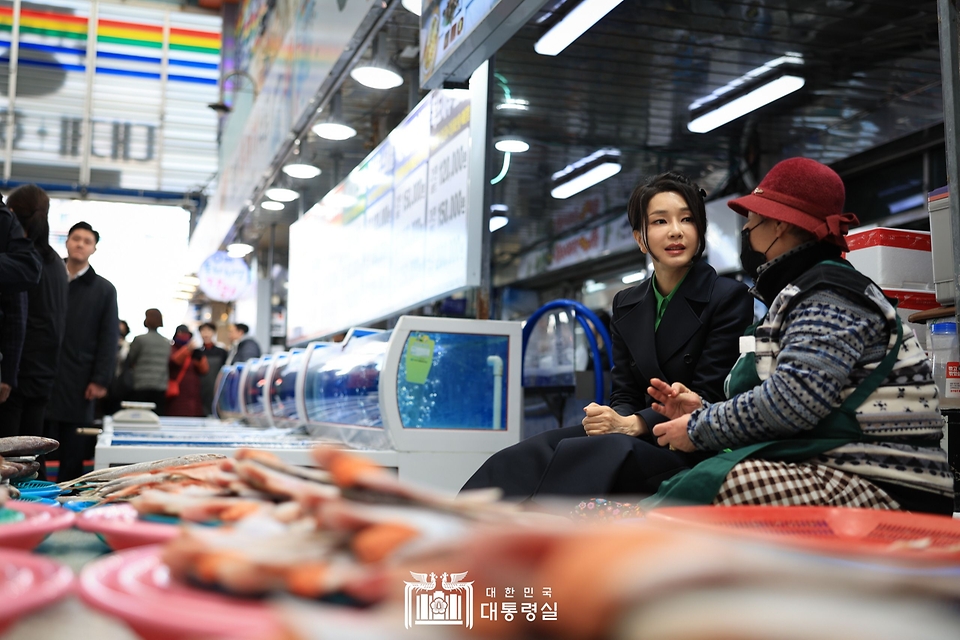 김건희 여사가 3일 경북 포항시 북구 죽도시장을 방문해 수산물 가게 상인과 대화하고 있다.