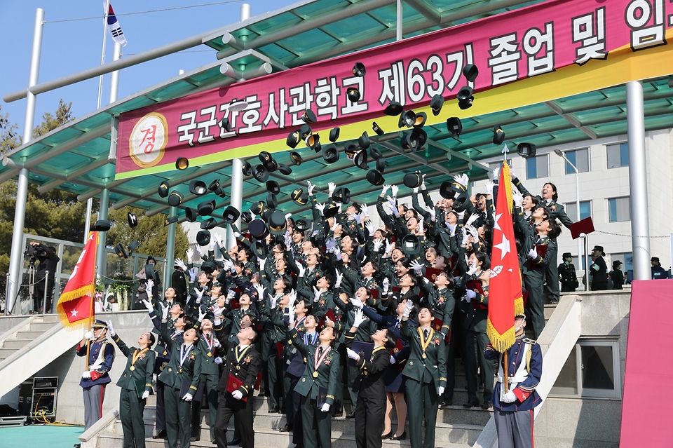 6일 대전 유성구 국군간호사관학교 연병장에서 열린 ‘국군간호사관학교 제63기 졸업 및 임관식 행사’에서 신임 간호장교들이 정모를 하늘로 던지고 있다. (출처=국방부 페이스북)