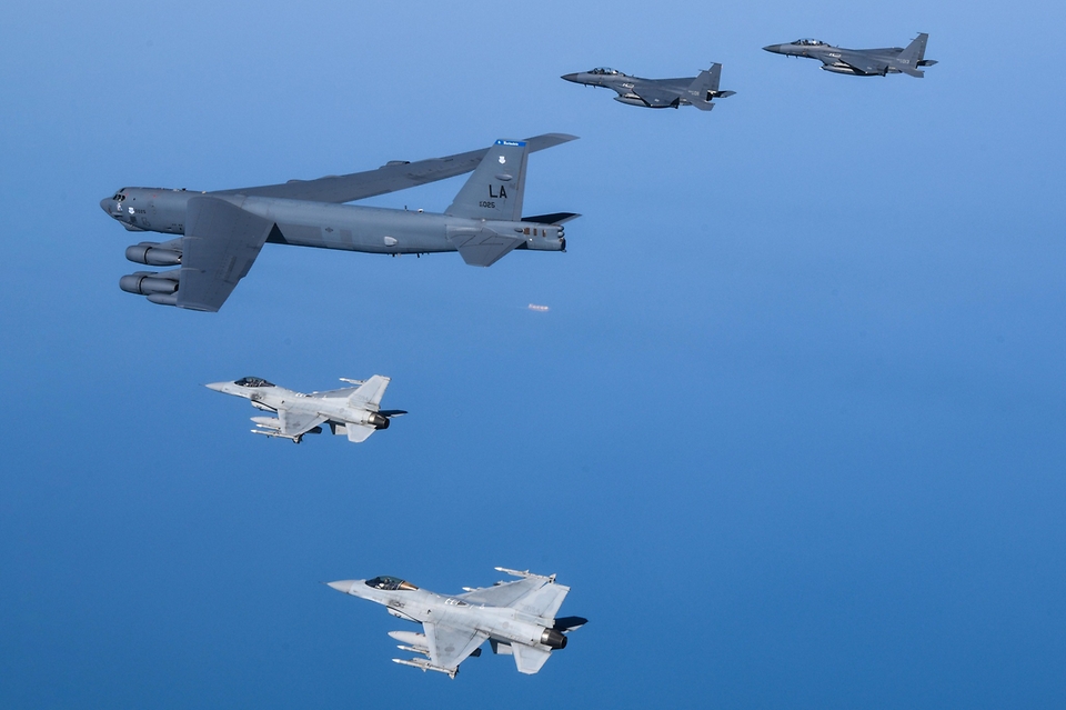 6일 서해 상공에서 우리 공군 F-15K 및 KF-16 전투기와 미 B-52H 전략폭격기가 함께 비행하고 있다. (출처=국방부 페이스북)