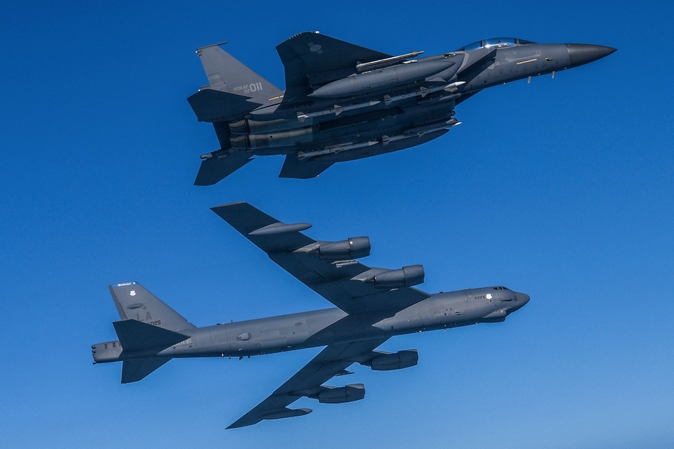 한미 양국 공군이 6일 서해 상공에서 한미연합공중훈련을 실시하고 있다. (출처=국방부 페이스북)