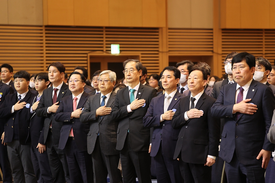 박민식 국가보훈처장이 8일 오전 대전컨벤션센터에서 열린 제63주년 3.8민주의거 기념식에 주요내빈과 함께 국민의례를 하고 있다.