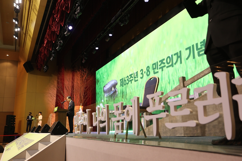 한덕수 국무총리가 8일 오전 대전컨벤션센터에서 열린 제63주년 3.8민주의거 기념식에 참석하여 기념사를 하고 있다.