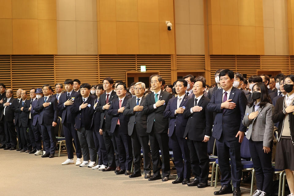 박민식 국가보훈처장이 8일 오전 대전컨벤션센터에서 열린 제63주년 3.8민주의거 기념식에 주요내빈과 함께 국민의례를 하고 있다.