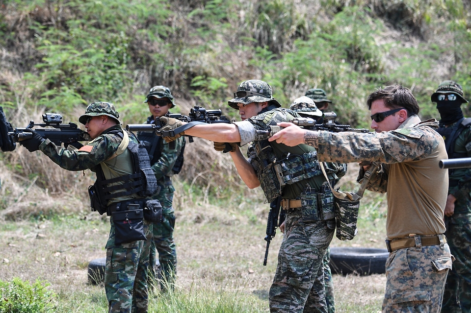 4일(현지시간) 태국 로타윈에서 실시된 2023 코브라골드 연합훈련에서 한·미·태국 연합 해병대 수색팀이 사격훈련을 하고 있다. (출처=국방부 페이스북)