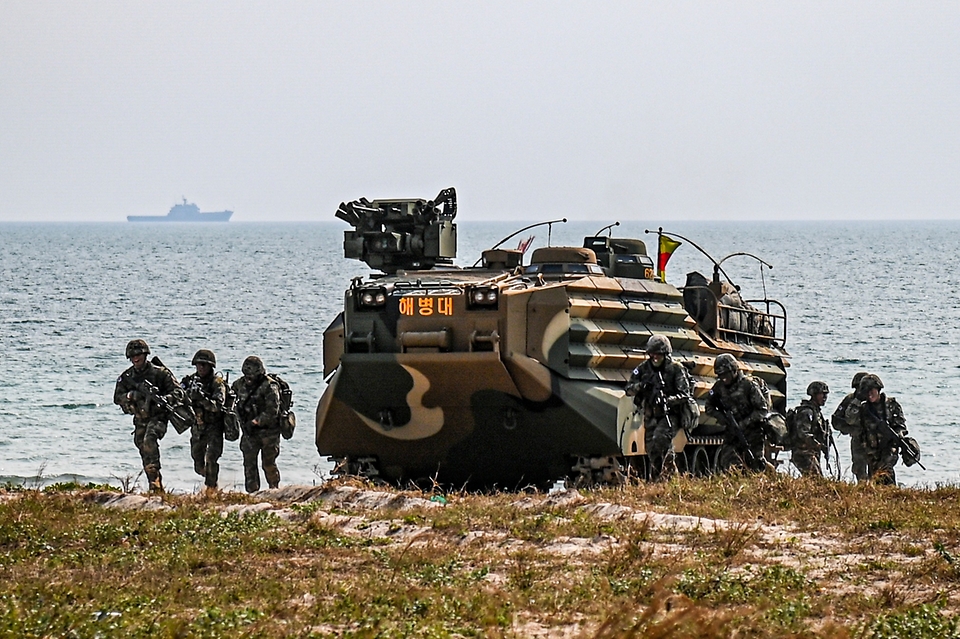 3일(현지시간) 태국 남부 핫야오 해안에서 실시된 2023 코브라골드 연합훈련에서 상륙군이 해상돌격 후 하차전투를 실시하고 있다. (출처=국방부 페이스북)