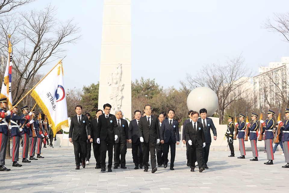 한덕수 국무총리가 8일 오전 대전컨벤션센터에서 열린 제63주년 3.8민주의거 기념식에 참석하기전 대전시 둔산동에 위치한 3.8민주의거기념탑에 방문하여 주요내빈과 함께 헌화참배후 기념탑을 나서고 있다.