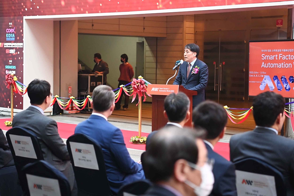 장영진 산업통상자원부 제1차관이 8일 서울 강남구 코엑스에서 열린 ‘2023 스마트공장·자동화산업전’ 개막식에서 축사를 하고 있다.