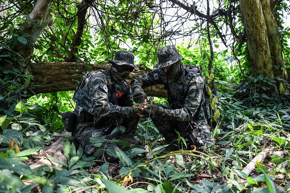 4일(현지시간) 태국 로타윈에서 실시된 2023 코브라골드 연합훈련에서 한국 해병대 수색팀이 태국 현지 정글에서 파이어스틸을 활용하여 채화훈련을 하고 있다. (출처=국방부 페이스북)