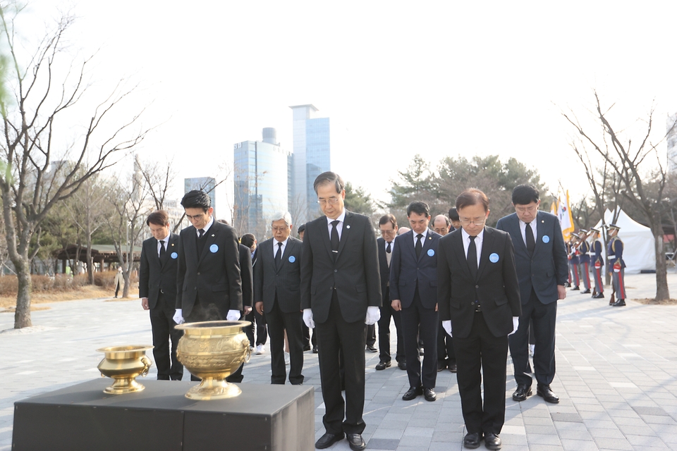 한덕수 국무총리가 8일 오전 대전컨벤션센터에서 열린 제63주년 3.8민주의거 기념식에 참석하기전 대전시 둔산동에 위치한 3.8민주의거기념탑에 방문하여 주요내빈과 함께 헌화참배를 하고 있다.