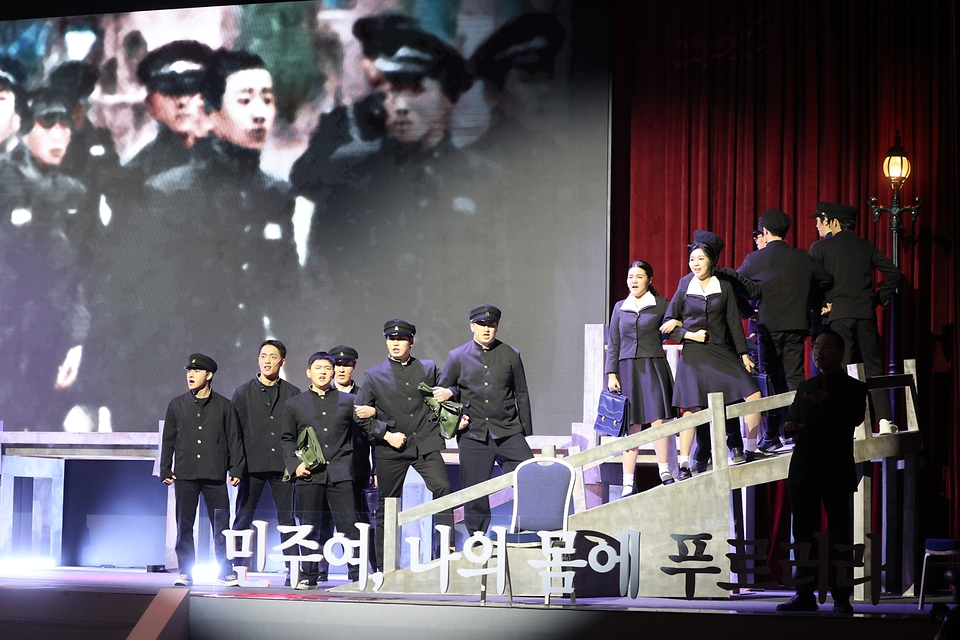 8일 오후 대전컨벤션센터에서 열린 제63주년 3.8민주의거 기념식에서 기념공연을 하고 있다.