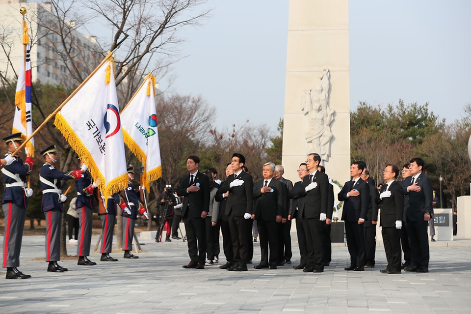 한덕수 국무총리가 8일 대전시 서구 둔지미공원에 있는 3·8 민주의거 기념탑을 찾아 국기에 대한 경례를 하고 있다.