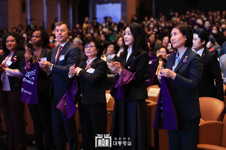 김건희 여사가 8일 서울 강남구 코엑스에서 열린 세계여성의날 기념식에서 박수치고 있다.