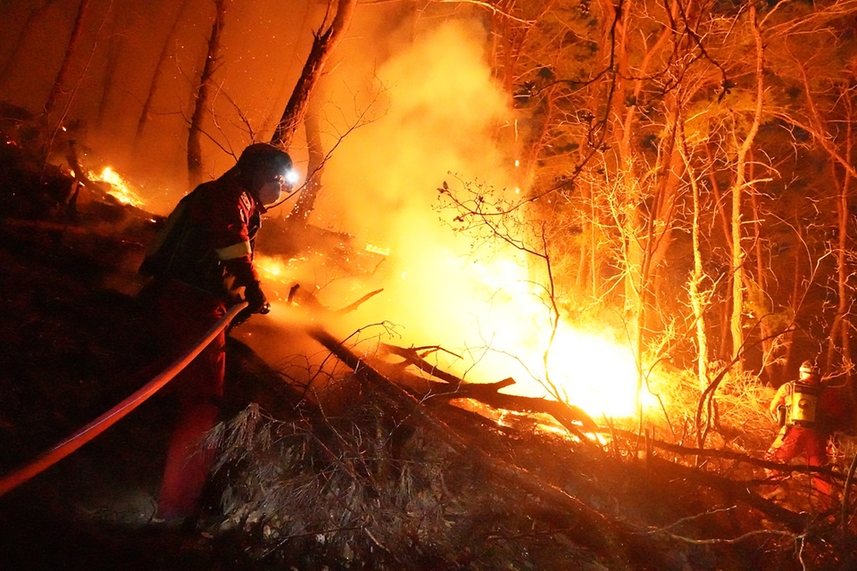 산림청 공중진화대원들이 8일 경남 합천군 용주면 산불 현장에서 고성능 산불진화차량으로 산불을 밤샘 진화하고 있다.