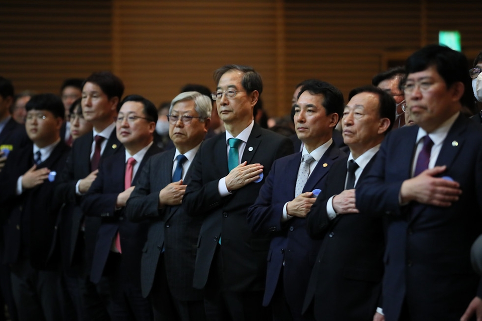 한덕수 국무총리가 8일 대전시 유성구 대전컨벤션센터에서 열린 ‘3·8 민주의거 기념식’에서 국기에 대한 경례를 하고 있다.