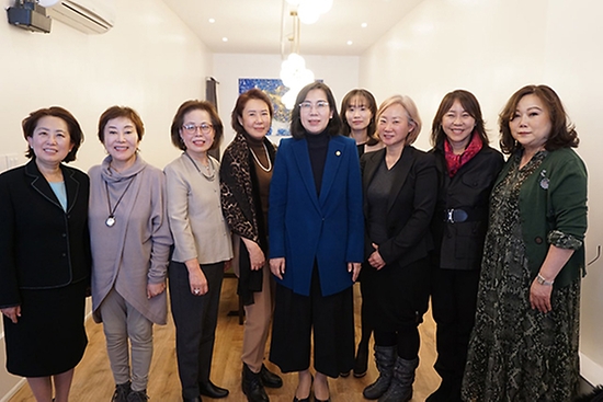 김현숙 여성가족부 장관이 8일(현지시간) 미국 뉴욕에서 세계한민족여성네트워크(KOWIN) 미동부 지역본부 회원들과 기념촬영을 하고 있다.