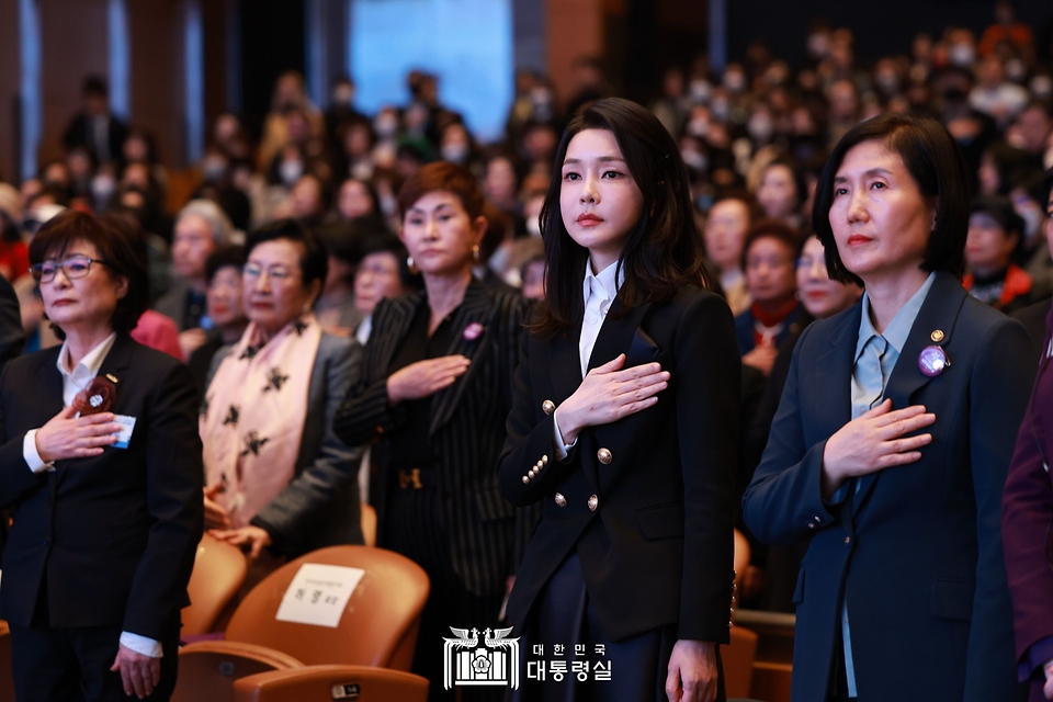 김건희 여사가 8일 서울 강남구 코엑스에서 열린 세계여성의날 기념식에서 국기에 대한 경례를 하고 있다.