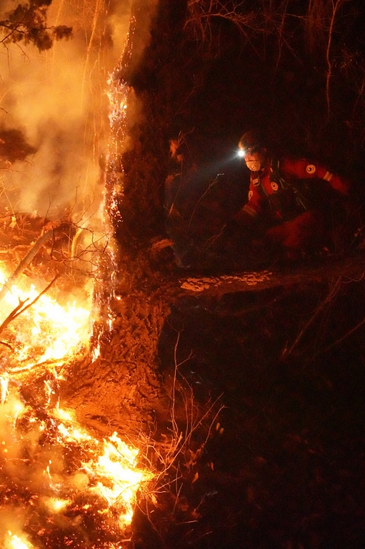 산림청 공중진화대원들이 8일 경남 합천군 용주면 산불 현장에서 고성능 산불진화차량으로 산불을 밤샘 진화하고 있다.