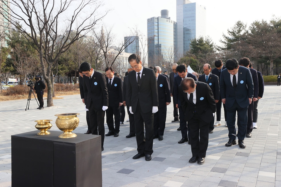 한덕수 국무총리가 8일 대전시 서구 둔지미공원에 있는 3·8 민주의거 기념탑을 찾아 묵념하고 있다.