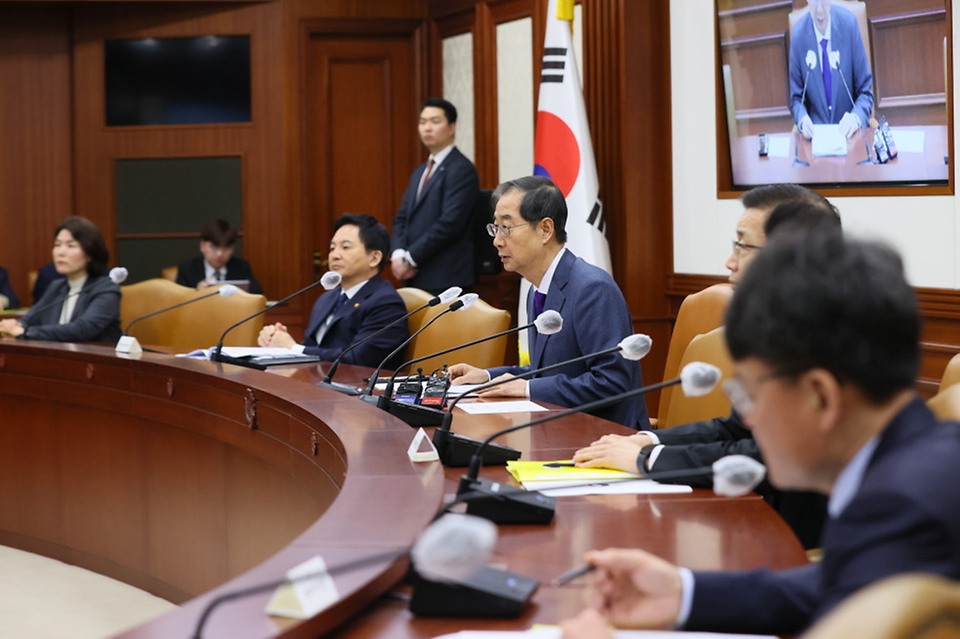 한덕수 국무총리가 9일 서울 종로구 정부서울청사에서 ‘국정현안관계장관회의’를 주재하고 있다.