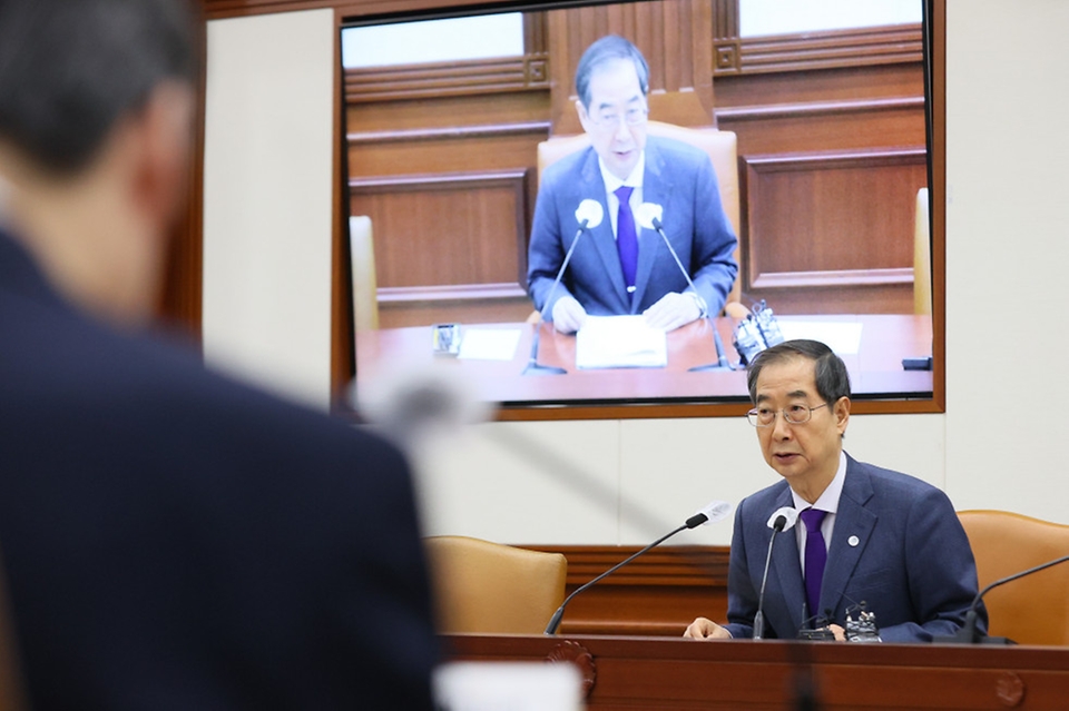 한덕수 국무총리가 9일 서울 종로구 정부서울청사에서 ‘국정현안관계장관회의’를 주재하고 있다.