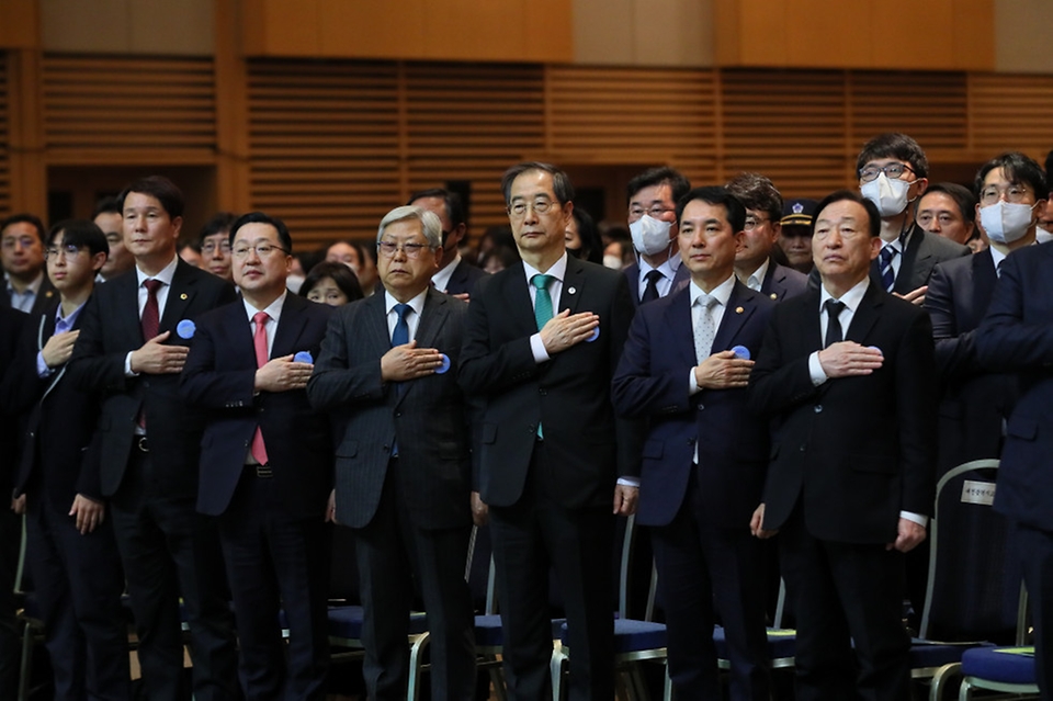 한덕수 국무총리가 8일 대전시 유성구 대전컨벤션센터에서 열린 ‘3·8 민주의거 기념식’에서 국기에 대한 경례를 하고 있다.
