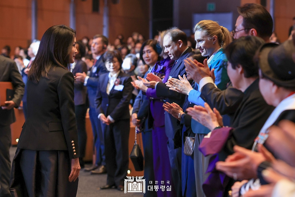 김건희 여사가 8일 서울 강남구 코엑스에서 열린 세계여성의날 기념식에 입장하고 있다.