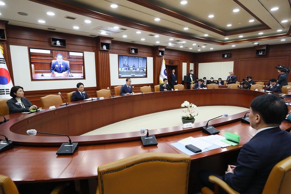 9일 서울 종로구 정부서울청사에서 ‘국정현안관계장관회의’가 진행되고 있다.