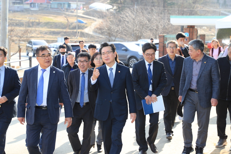 정황근 농림축산식품부 장관이 8일 충남 서천군 대마굴마을을 방문해 농촌공간정비사업을 점검하고 있다.