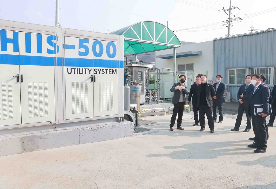 박일준 산업통상자원부 제2차관이 9일 경남 창원시 수소에너지 순환시스템 실증단지를 방문하고 있다.