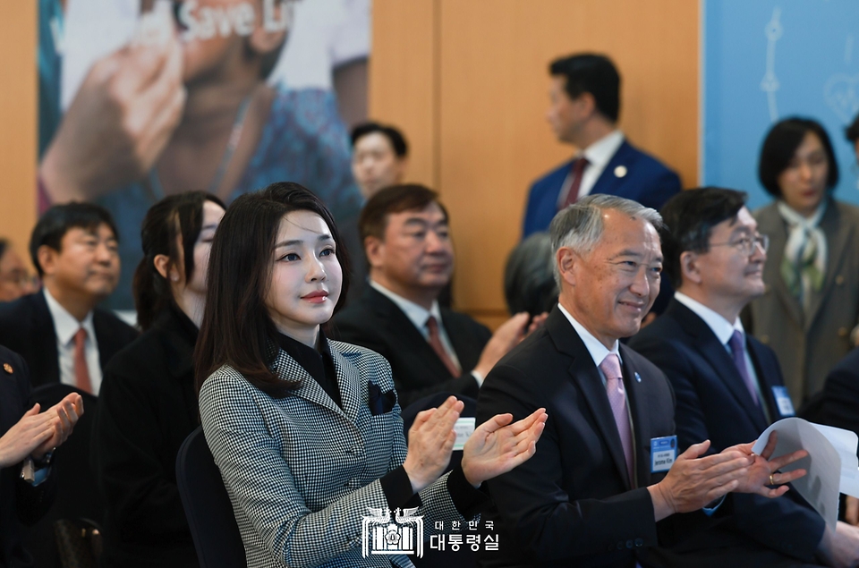 김건희 여사가 9일 서울 관악구 국제백신연구소에서 열린 백신외교의날 기념식에 참석해 박수치고 있다.