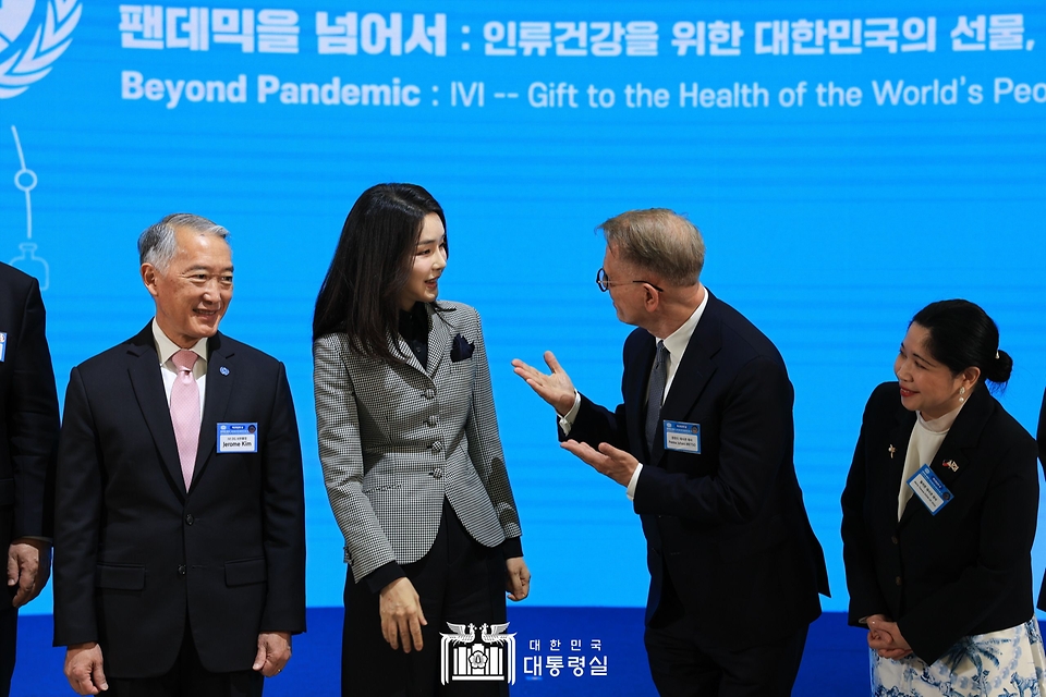 김건희 여사가 9일 서울 관악구 국제백신연구소에서 열린 백신외교의날 기념식에 참석해 뻬까 메쪼 주한 핀란드대사와 대화하고 있다.