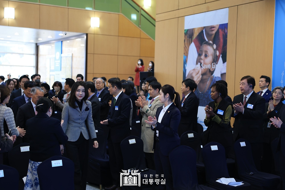 김건희 여사가 9일 서울 관악구 국제백신연구소에서 열린 백신외교의날 기념식에 입장하고 있다.