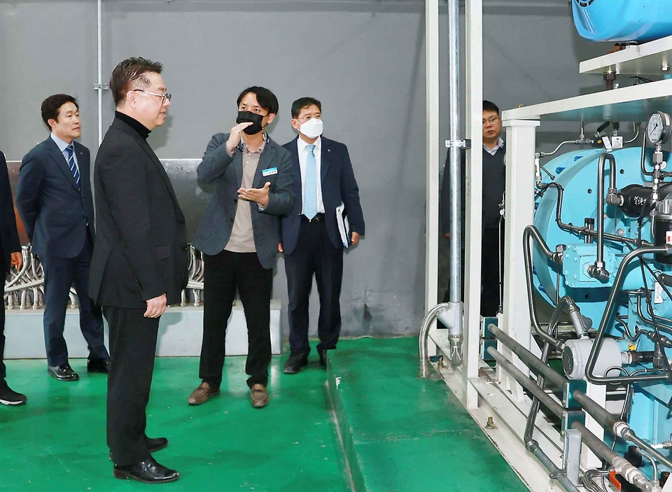 박일준 산업통상자원부 제2차관이 9일 경남 창원시 수소에너지 순환시스템 실증단지를 방문해 관계자의 설명을 듣고 있다.