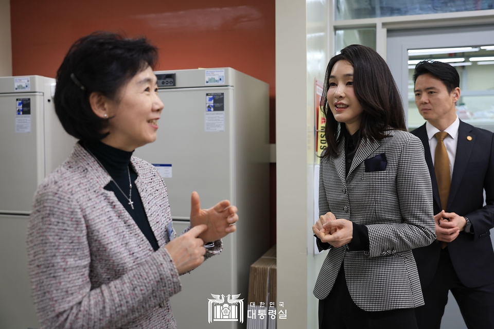 김건희 여사가 9일 서울 관악구 국제백신연구소를 방문해 관계자와 대화하고 있다.