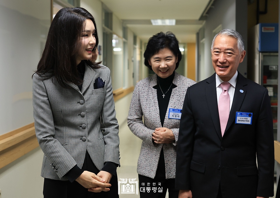 김건희 여사가 9일 서울 관악구 국제백신연구소를 방문해 시설을 둘러보고 있다.