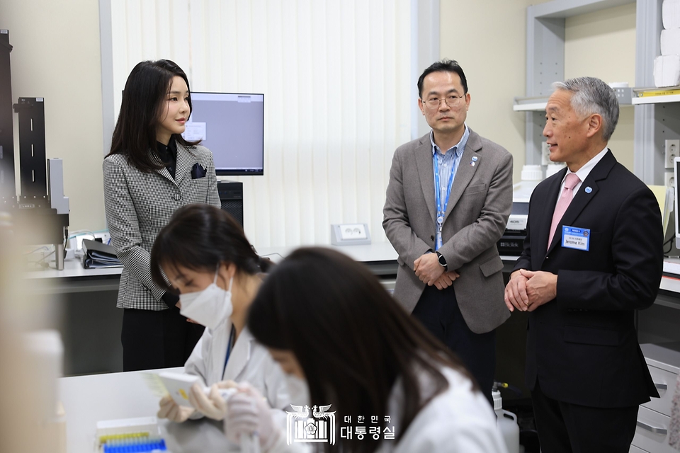 김건희 여사가 9일 서울 관악구 국제백신연구소를 방문해 관계자의 설명을 듣고 있다.