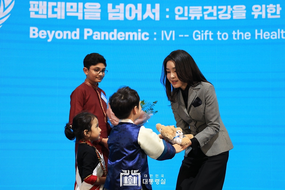 김건희 여사가 9일 서울 관악구 국제백신연구소에서 열린 백신외교의날 기념식에 참석해 국제백신연구소의 마스코트 인형을 선물받고 있다.