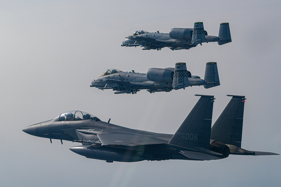 8일 경기 평택시 주한미공군 오산기지에서 한국 공군의 F-15K 전투기와 미국 공군의 A-10 공격기가 연합 편대비행을 실시하고 있다. (출처=국방부 페이스북)